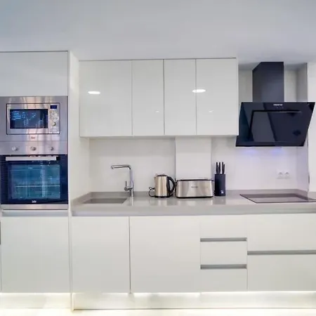 Luxury With Games & Sea Views 度假居 *