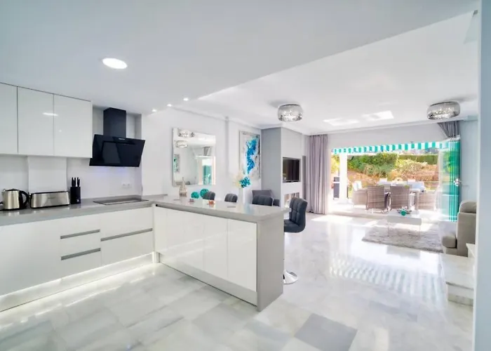 Luxury With Games & Sea Views 펜션 *