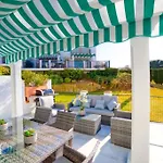 Vakantiehuis Luxury With Games & Sea Views
