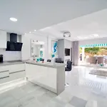 Luxury With Games & Sea Views Vakantiehuis *