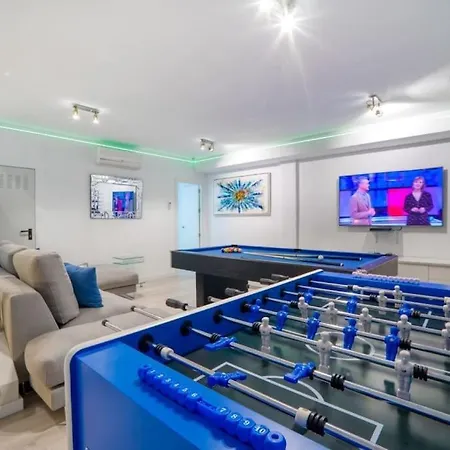 Luxury With Games & Sea Views Hébergement de vacances Marbellac