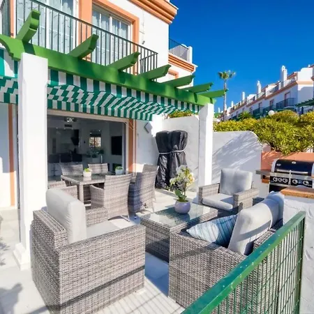 Luxury With Games & Sea Views Hébergement de vacances Marbellac